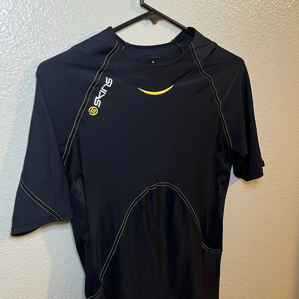 Top de compresión manga corta SKINS A400 para hombre en negro y amarillo talla grande Foto 2 de 4