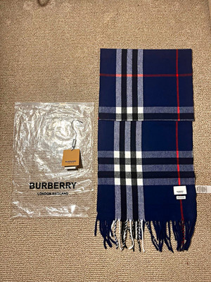 Burberry Schal in Marineblau, Neu, Ungetragen mit Etikett und Kassenbeleg!