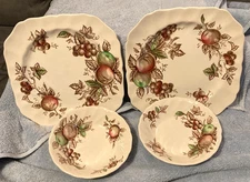 VTG 1967 JOHNSON BROS HARVEST TIME-2 Sq. Salad Plates & 2 Fruit Bowls (4pcs)-EUC