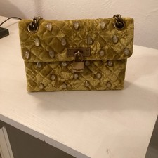Borsa Kurt Geiger Brixton senape oro velluto borsa trapuntata con tracolla a catena