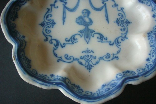 913-Drageoir Faience De Moustiers XVIIIth Decor Berain Blue - Picture 5 of 8