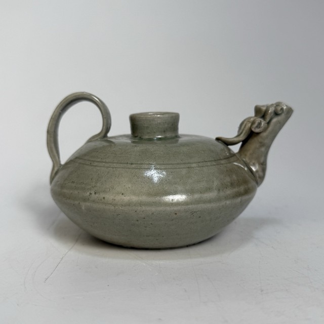 Porcelain antiques Yue Kiln green porcelain wine pot