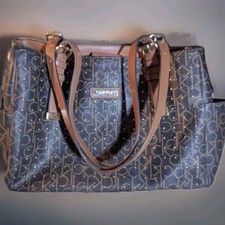 Borsa a tracolla Calvin Klein con borchie doppio manico monogramma, pelle marrone/marrone