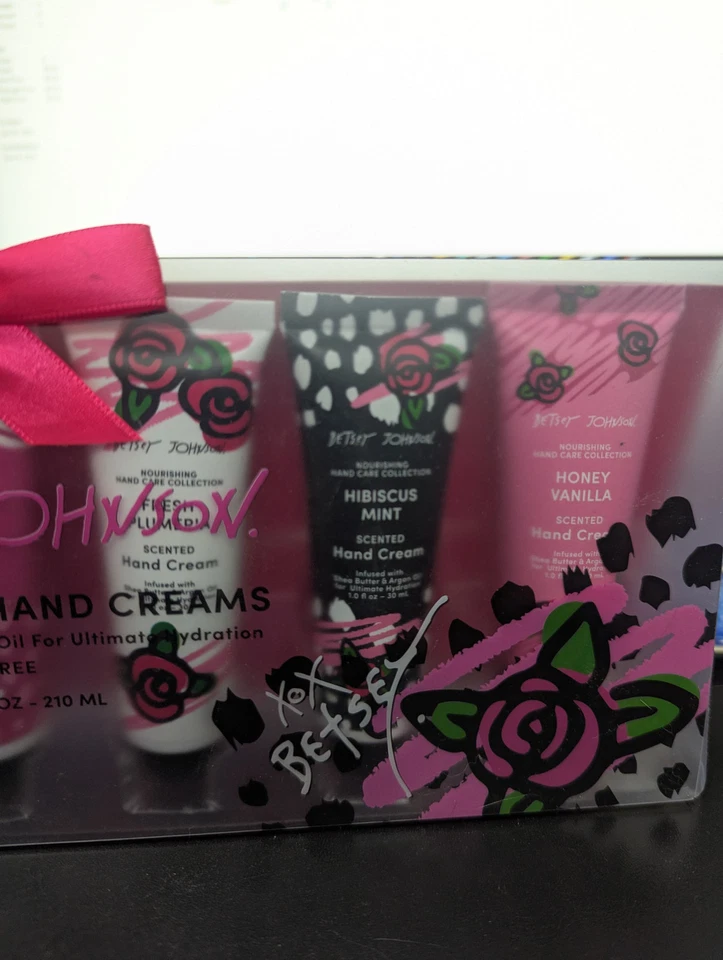 Betsey Johnson 7 piezas crema de manos perfumada, manteca de karité y aceite de argán 7,0 fl oz Ea Foto 3 de 4