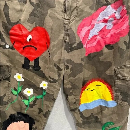 Custom painted BAD BUNNY UN VERANO SIN TI cargo camo pants sz 10 - Picture 3 of 7