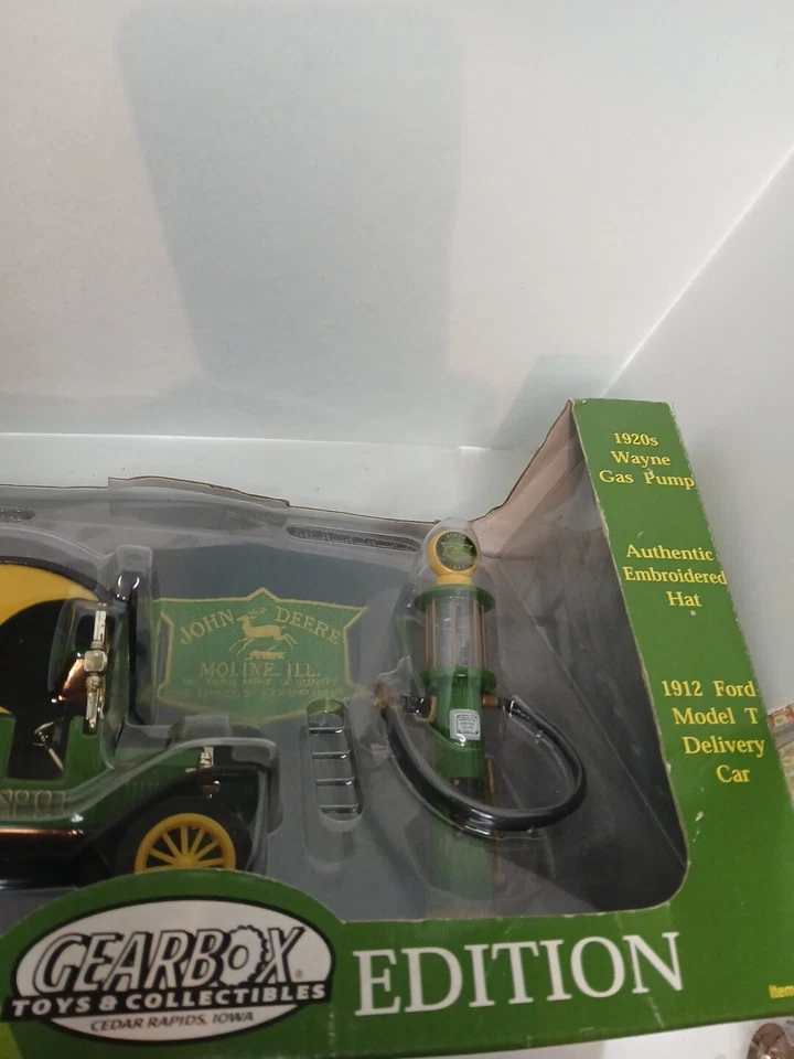 Caja de cambios John Deere 1912 Ford Modelo T Coche de reparto y bomba de gasolina Wayne de los años 20, 1/24 Foto 3 de 4