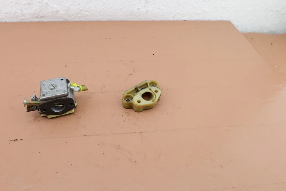 Карбюратор цепной пилы John Deere 50 В от оригинального производителя Tillotson (см. описание) - Изображение 2 из 4