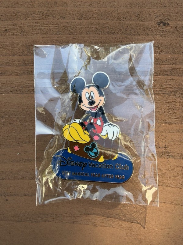 Disney Vacation Club: Mickey Mouse Sitting On Suitcase Pin