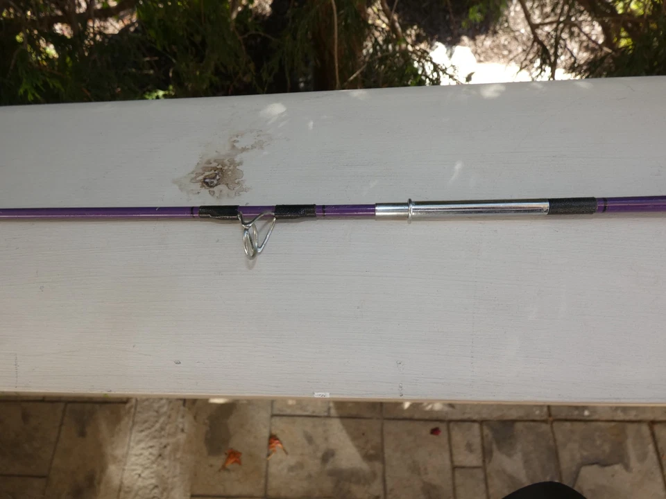 Caña de pescar giratoria Shakespeare púrpura SP 46F-2M acción media 2 piezas 4 1/2 pies Foto 3 de 4