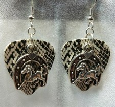 Pendientes de guitarra con dije de caballo y herradura - Elige tu color