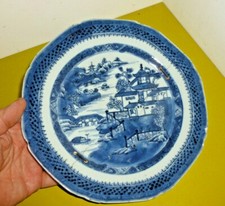 ANCIENNE ASSIETTE CHINOISE  DECOR PAGODE  