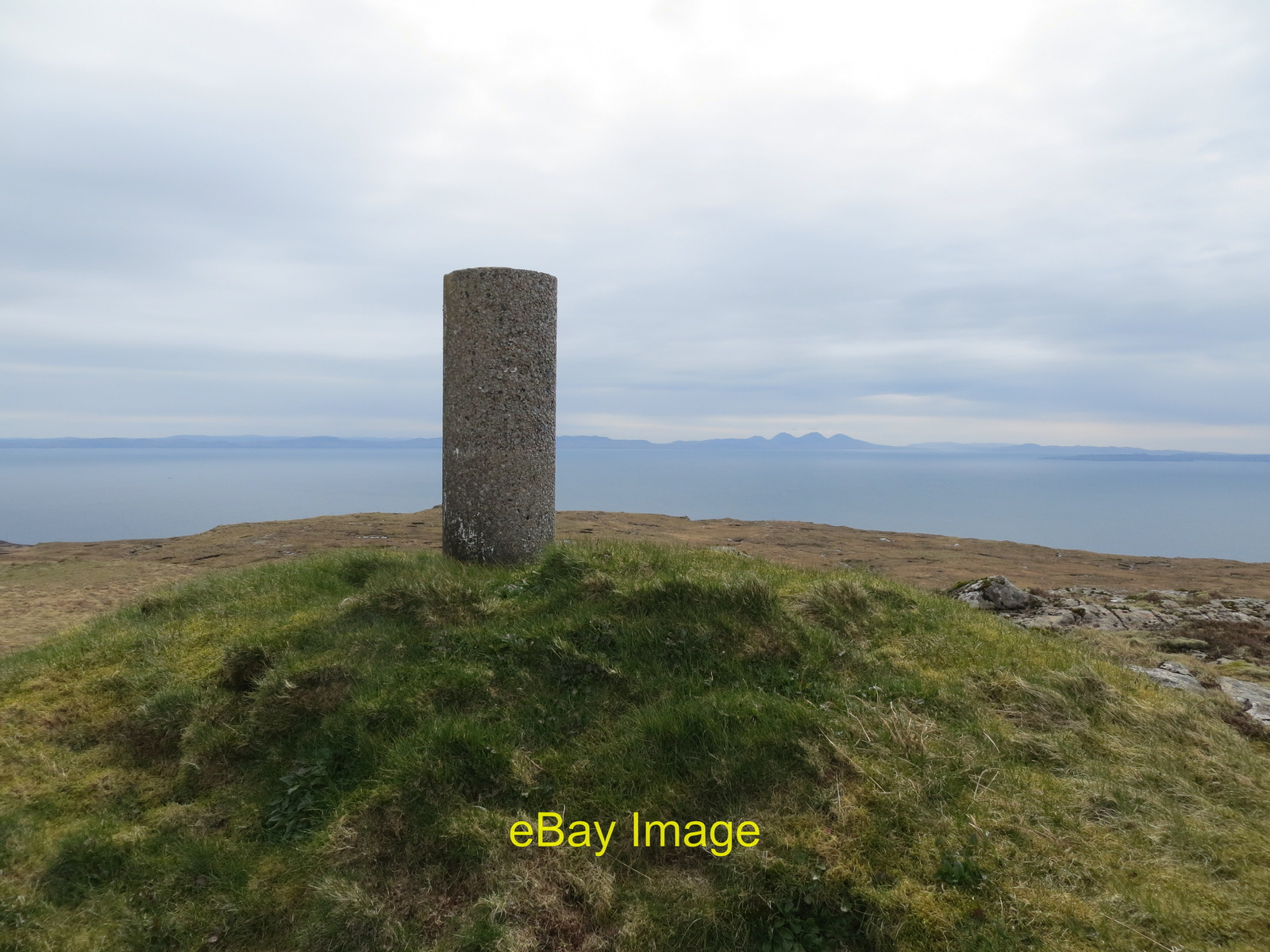 Foto 6x4 Vanessa Style Trigpunkt an den unteren Hängen von Beinn Chreagach c2017