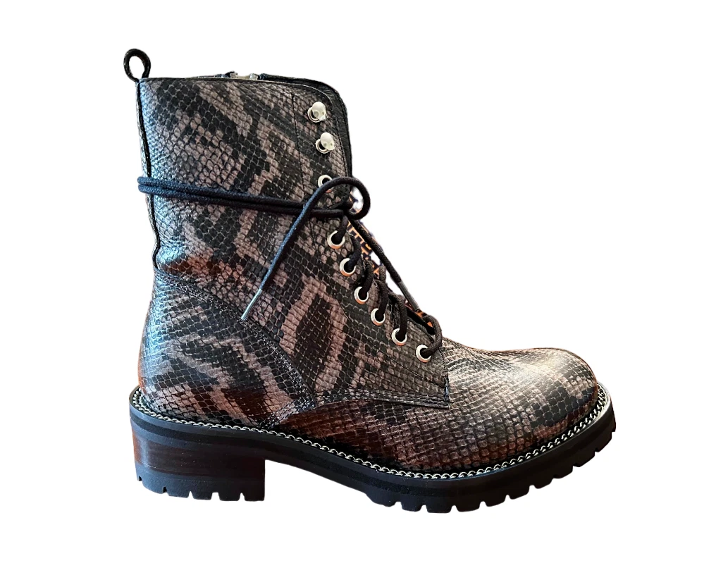 Aqua combat best sale boots