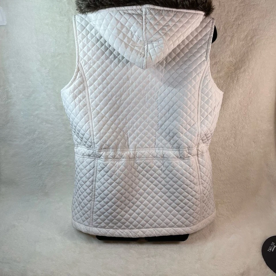 Chaleco acolchado Three Hearts crema con cuello de piel sintética Foto 2 de 4