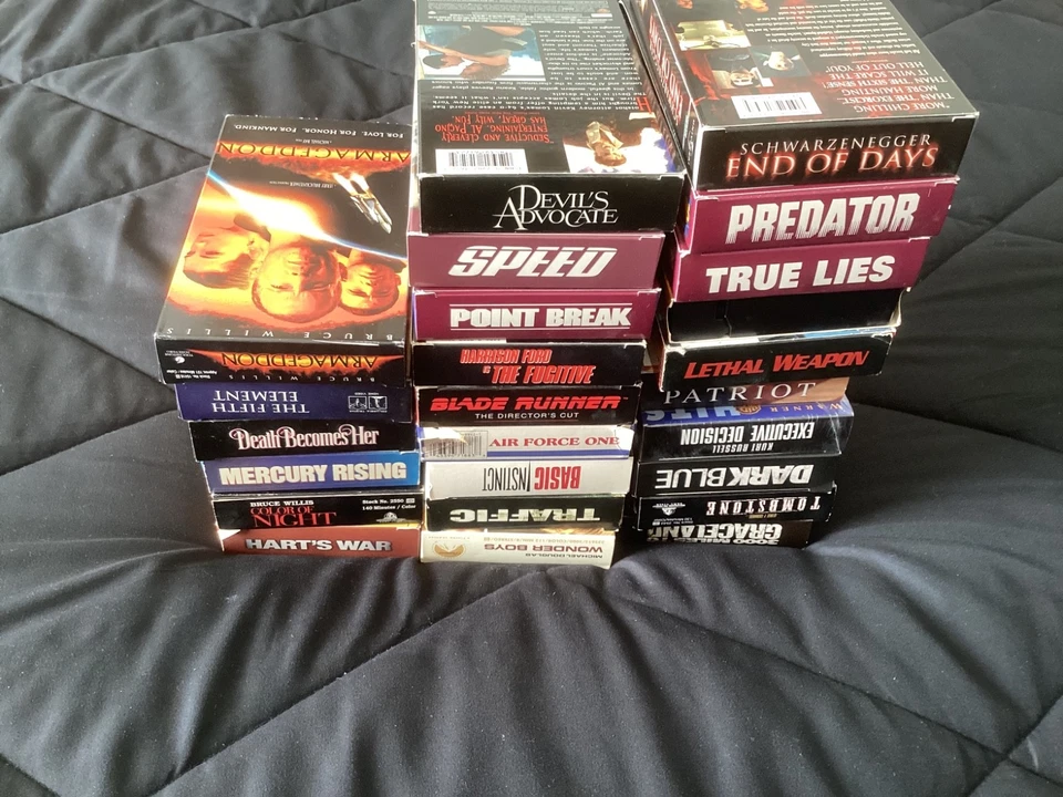 Lot of 25 VHS, Bruce Willis, Keanu, Arnold,Mel, Kurt Russell, Michael Douglas - Image 2 of 4