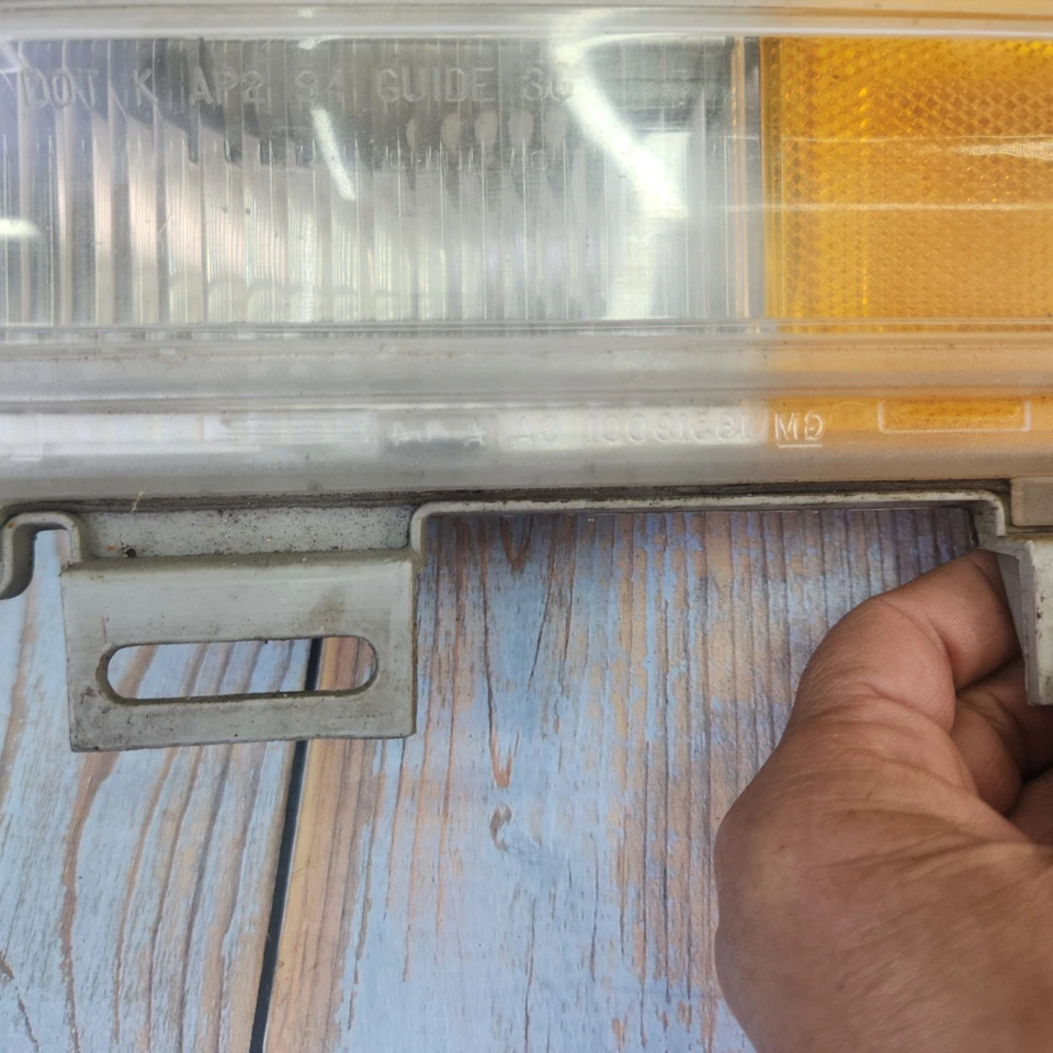 GM 16518993 1995-99 Oldsmobile Aurora LH передний габаритный фонарь поворотник в сборе - Изображение 3 из 4