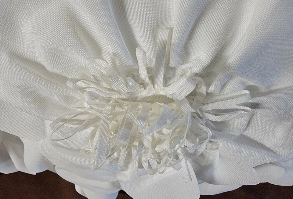 2 almohadas rellenas de flores blancas de 18" Foto 3 de 4