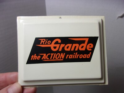 Vintage kleines Plastik Eisenbahn Schild Rio Grande The Action Railroad Werbung