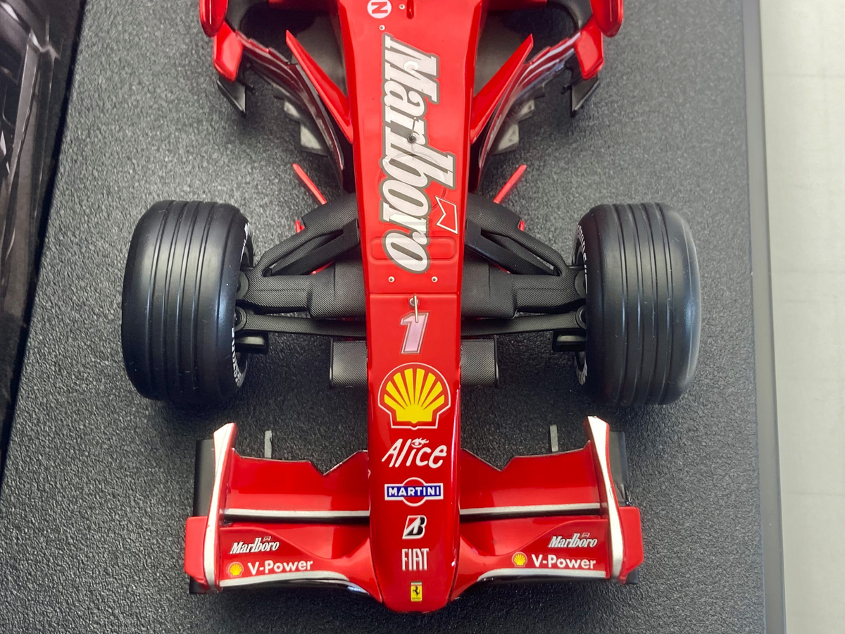 Hot Wheels F2008 1:18 ミニカー 1:18 Hot Wheels Racing Ferrari F2008 Kimi Raikkonen #1 L8781