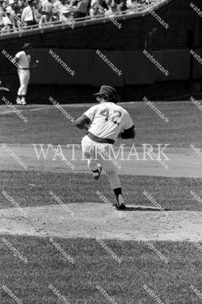 GI945 Bruce Sutter Chicago Cubs Rookie Action Baseball 8x10