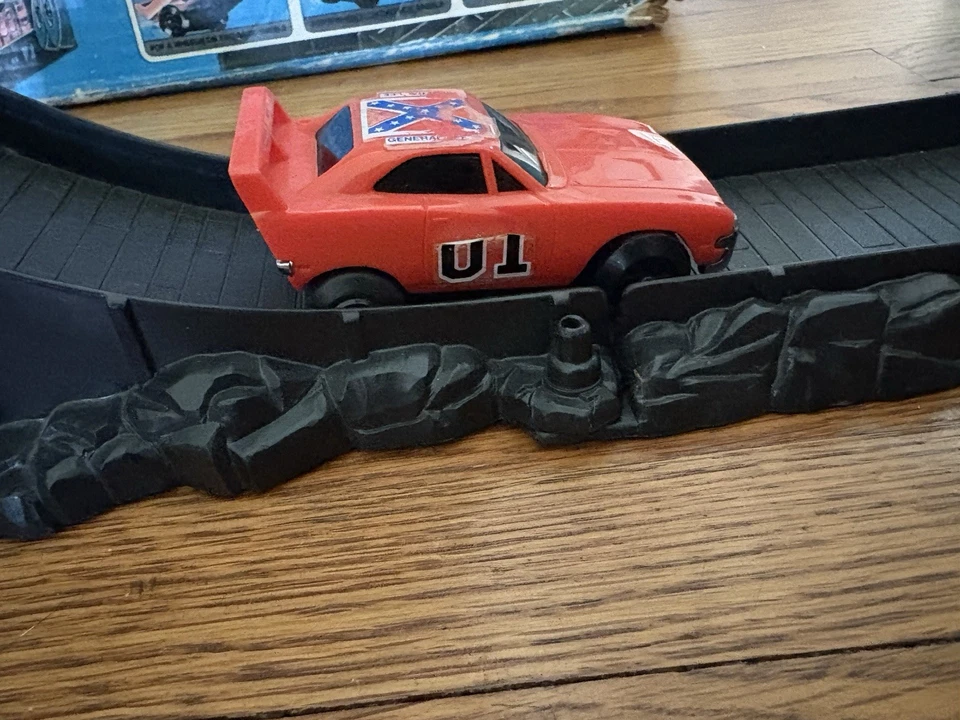 The Dukes of Hazzard Speed Jumper Stunt Set 1982 Knickerbocker In Box 95% Comple - Image 4 of 4