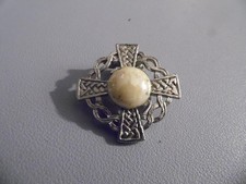 Clip bufanda estilo celta color plata cruz y estilo retorcido + piedra blanco roto