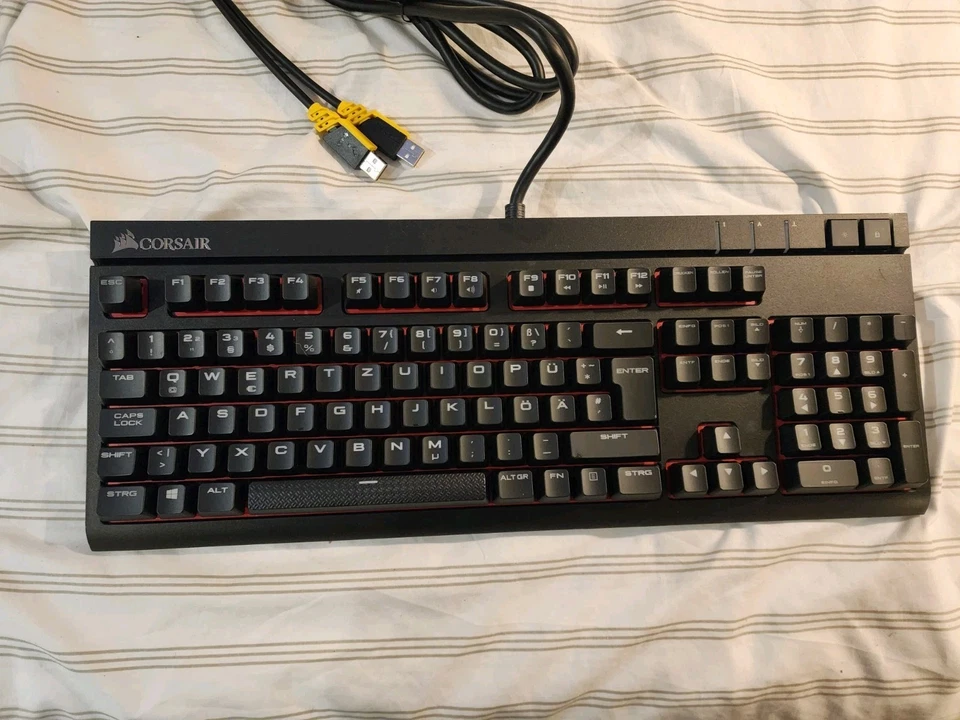 Corsair STRAFE Mechanical Gaming Keyboard (GERMAN LAYOUT) MX Cherry Red Backlite - Image 2 of 3