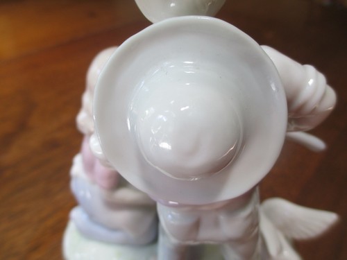 VTG 7 1/4" HIGH BOY & GIRL W/ DUCK @ OLD WATER PUMP FILLING KETTLE FIGURINE - Picture 6 of 12