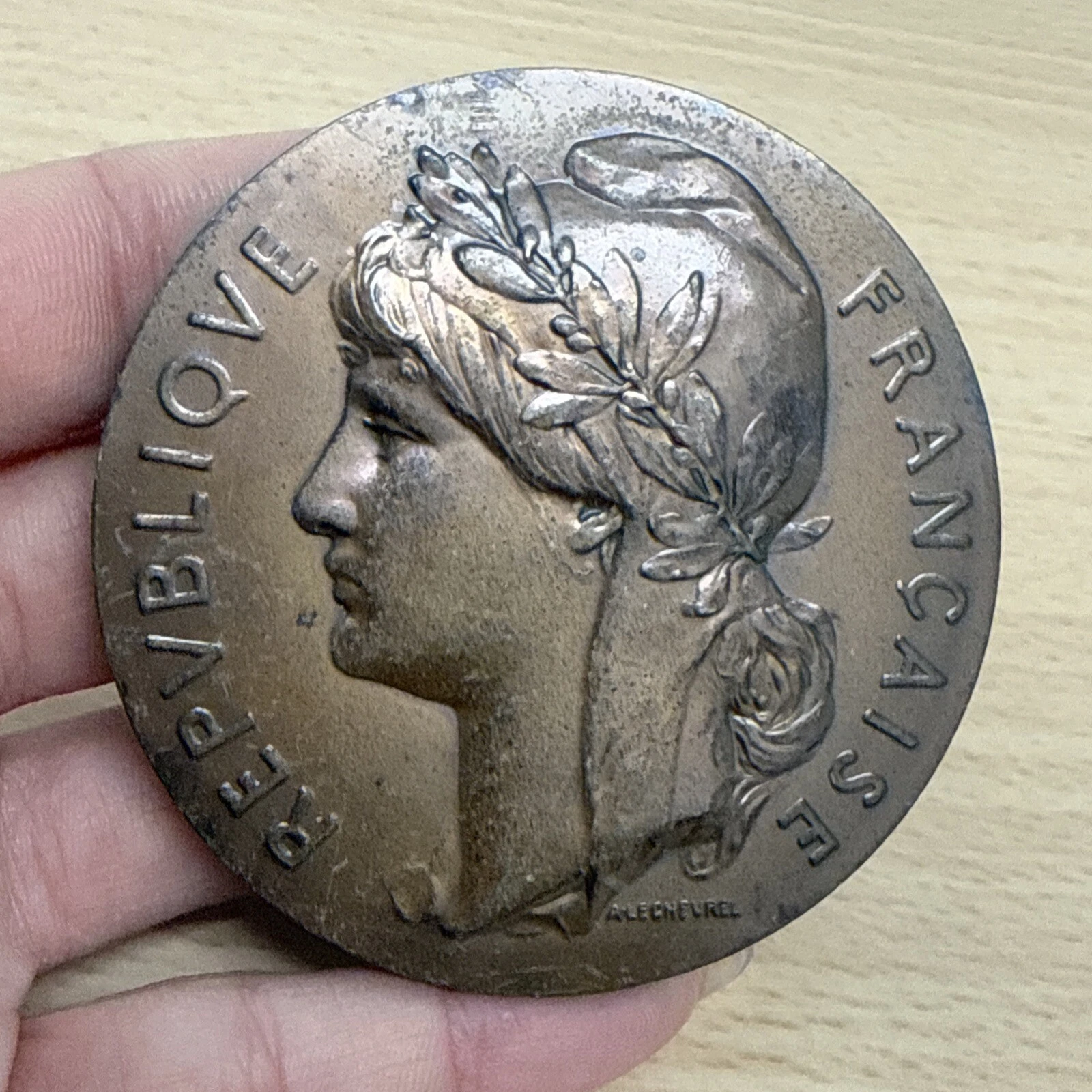 Médaille Republique Française Ambassade De France Au Kazakhstan En Bronze  ￼