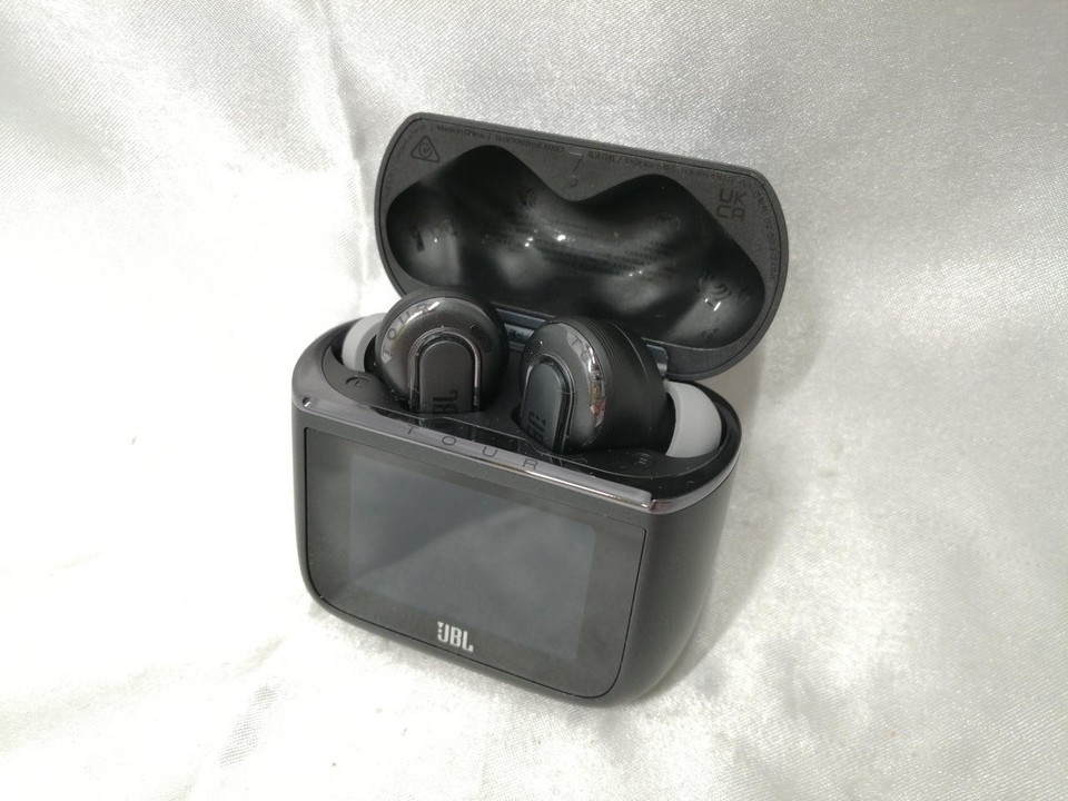 JBL Tour Pro 3 Auricolari Wireless con Accessorio Trasmissione Audio Cablato