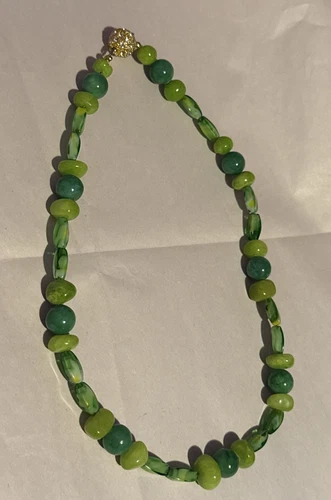 VETEMENTS collana pietra perline verde chiusura magnetica 20"