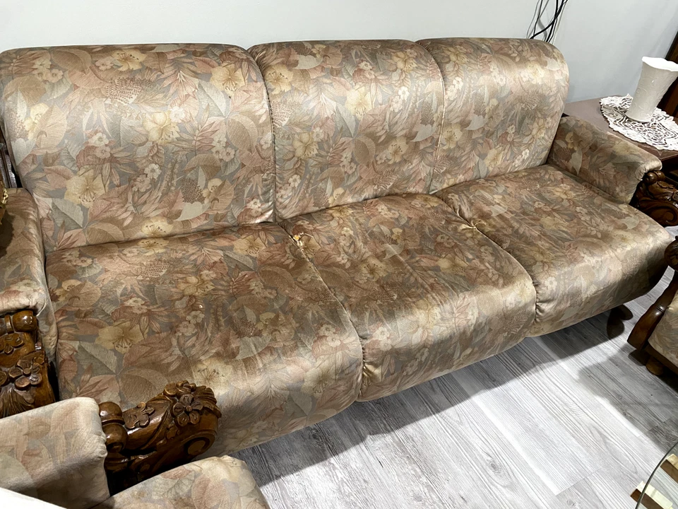 Sofá y cuatro sillas de salón, madera decorada resistente, tapicería de terciopelo Foto 4 de 4