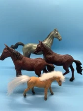 Lot Of 4 Horse Figures Plastic Children’s Toys Greenbrier International Flocked