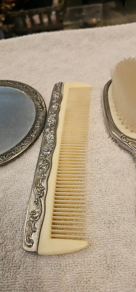 Juego de tocador plateado de colección espejo de mano, cepillo para el cabello y peine pesado  Foto 3 de 4