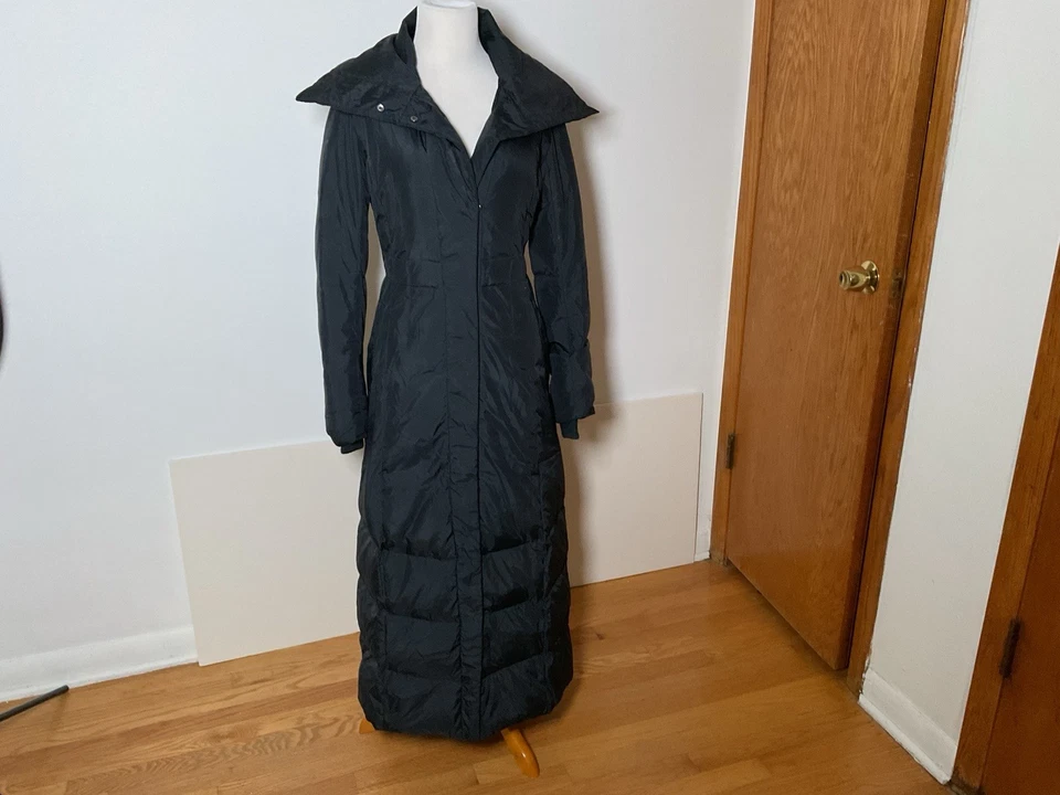 Abrigo largo acolchado largo de longitud completa Cole Haan para mujer cuello almohada S negro $495 Foto 2 de 4