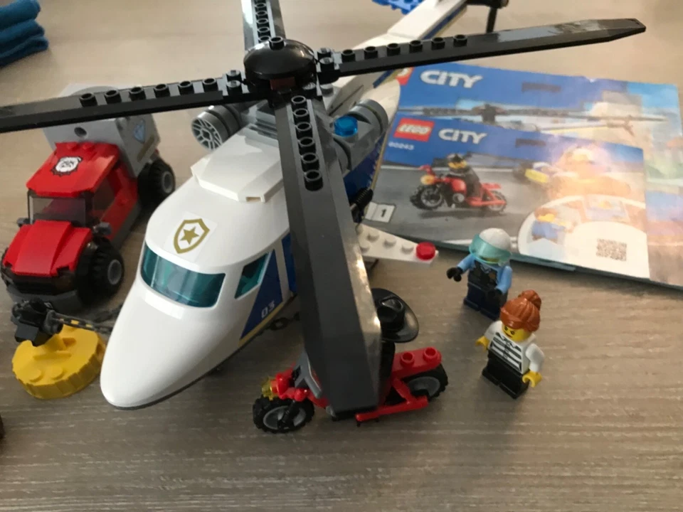LEGO City 60243 Police Helicopter Chase, photo 2 sur 5