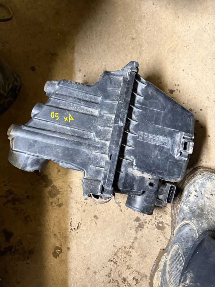 04 05 Conjunto de caja de limpiador de filtro de admisión de aire Scion XA XB Echo Foto 2 de 2