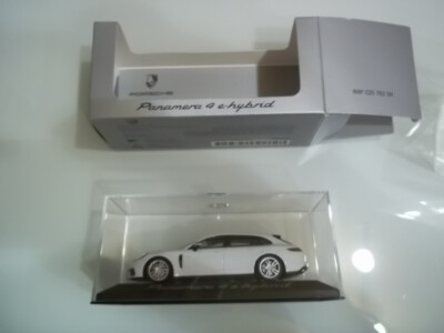PORSCHE Panamera 4 e-hybrid Sport Turismo *(971)* Carraraweiss * 1:43 Minichamps