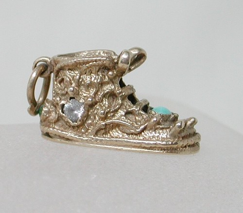 Vintage Heavy 9ct Gold Ornate Gem Set Baby Shoe Charm 22844 - Picture 2 of 6