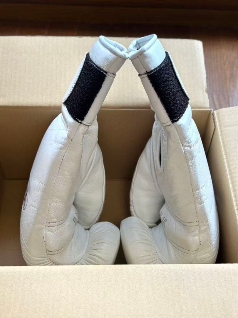 Winning MS-500B Boxing Gloves 14oz White Professional Tape Type