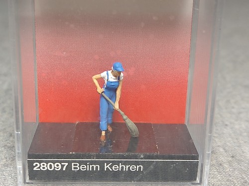 Preiser HO "Sweeping the Floor" Figure 28097 ~ TS - Picture 2 of 2