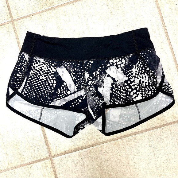 lululemon カナダ限定デザイン サイズ6 LULULEMON NWT SPEED UP SHORT 2.5