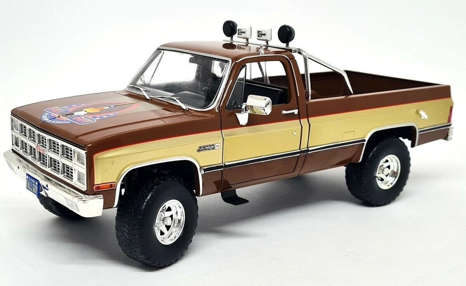 Greenlight 1/18 GMC K-2500 Sierra Grande 1982 Fall Guy Lee Majors Pick Up Truck - Image 4 of 4