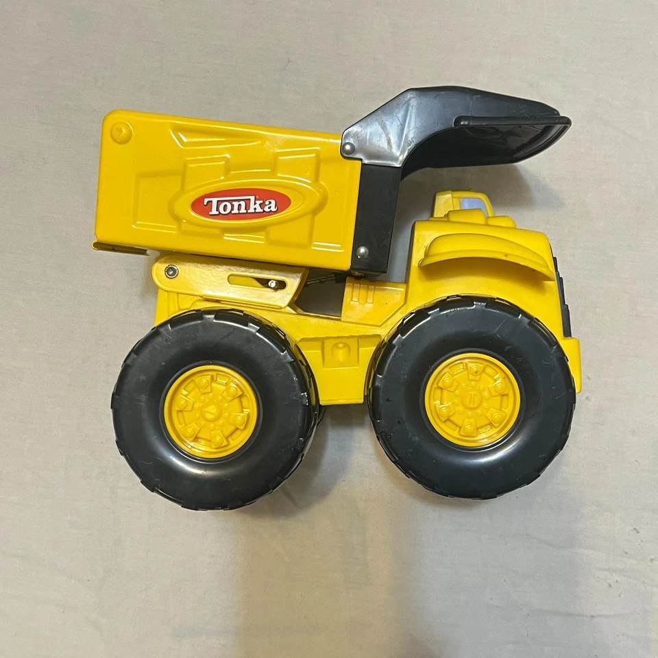 Camión de volteo Tonka más resistente poderoso amarillo negro acero plástico elevación excavación Foto 3 de 4