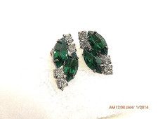 VINTAGE EMERALD GREEN MARQUISE  CLEAR RHINESTONE PIERCED EARRINGS