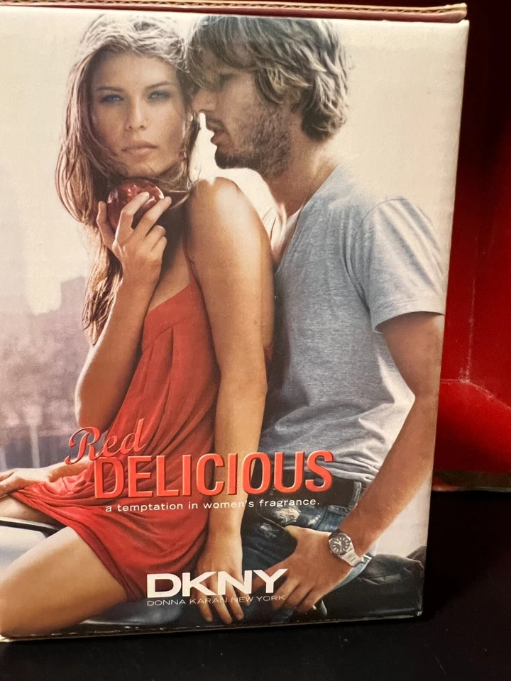 JUEGO DE 2 PIEZAS DONNA KARAN DELICIOSO ROJO 1,7 OZ EDP SPRAY + BOLSA NUEVO EN CAJA Foto 2 de 3