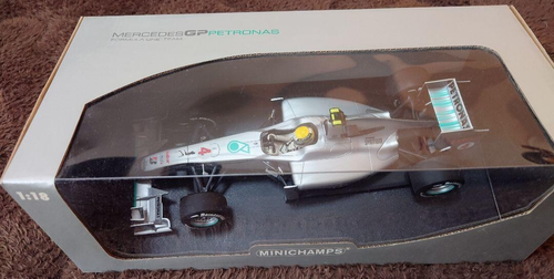 Minichamps Mercedes F1 Team – Nico Rosberg Showcar 2011 (1/18, Occasion)