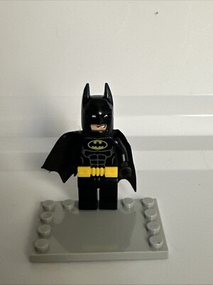 Lego DC Superheroes Minifigure Batman Sh0318 with utility belt Batarang