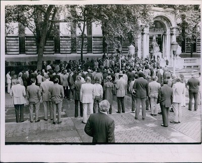 News People Gather On Street To Hear Entertainer Perform Crowd Press Photo 8x10