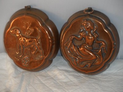 Vintage kleine kupferbeschichtete Metallformen Kitchenalia Wandbehang Mädchen & Hund 11 cm